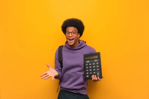 Jovem Estudante Afro Americano Segurando Uma Calculadora Celebrando Uma Vitória — Fotografia de Stock