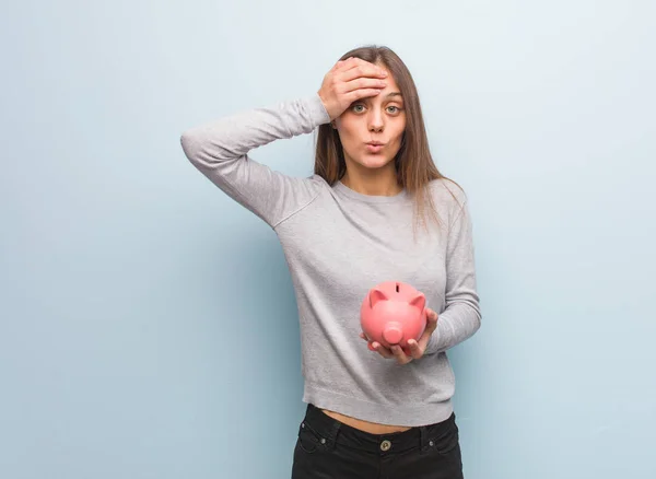 Joven Mujer Bastante Caucásica Preocupada Abrumada Ella Sostiene Una Alcancía — Foto de Stock