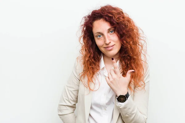 Jovem Mulher Negócios Ruiva Natural Isolado Contra Fundo Branco Apontando — Fotografia de Stock