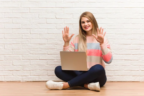 Jonge Russische Student Vrouw Zitten Tonen Nummer Tien — Stockfoto