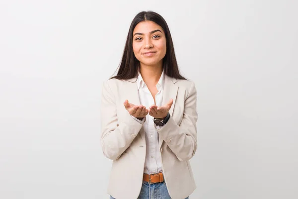 Jovem Empresária Árabe Mulher Isolada Contra Fundo Branco Segurando Algo — Fotografia de Stock