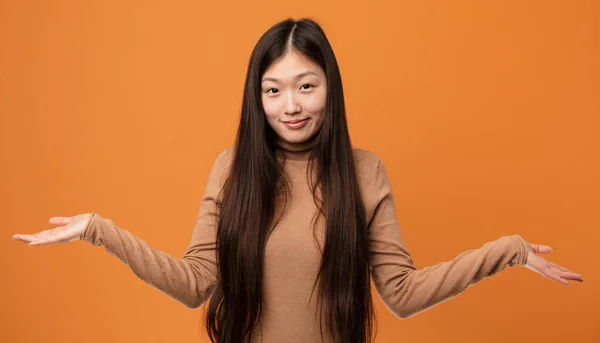 Genç Güzel Çinli Bir Kadın Sorgulama Jesti Için Omuzlarını Silkiyor — Stok fotoğraf