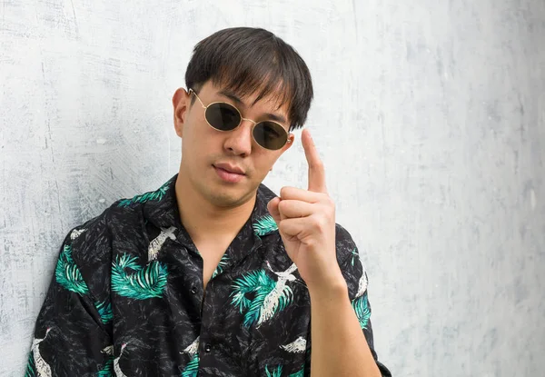 Joven Hombre Chino Con Traje Verano Mostrando Número Uno —  Fotos de Stock