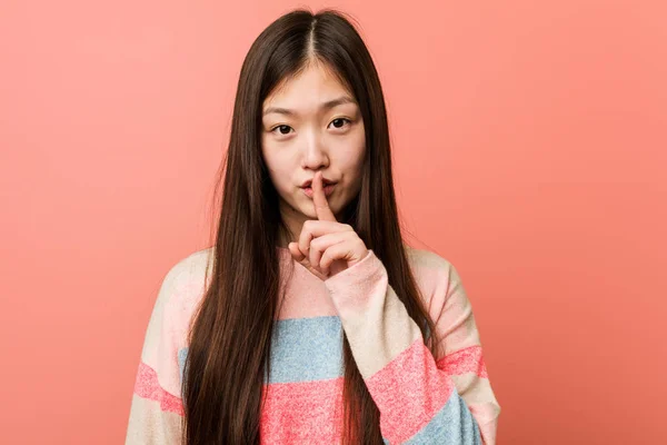 Joven Mujer China Fresca Guardando Secreto Pidiendo Silencio —  Fotos de Stock