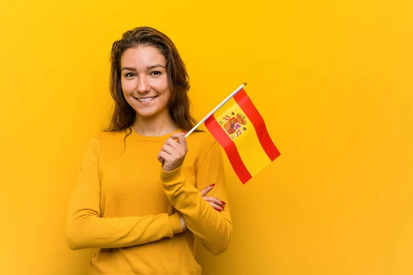 Mladá Evropanka Držící Španělskou Vlajku Úsměvem Zkříženýma Rukama — Stock fotografie