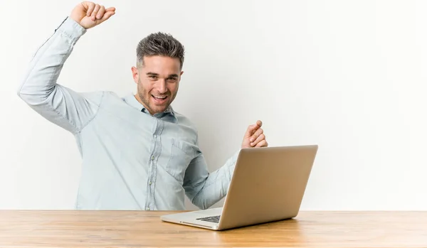 Joven Hombre Guapo Que Trabaja Con Portátil Celebrando Día Especial —  Fotos de Stock