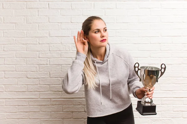 Genç Rus Fitness kadın bir kupa tutan — Stok fotoğraf