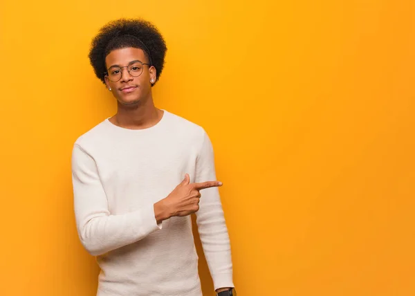 Jovem Afro Americano Sobre Uma Parede Laranja Sorrindo Apontando Para — Fotografia de Stock