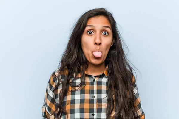 Ung Cool Indian Kvinna Rolig Och Vänlig Sticker Honom Tunga — Stockfoto