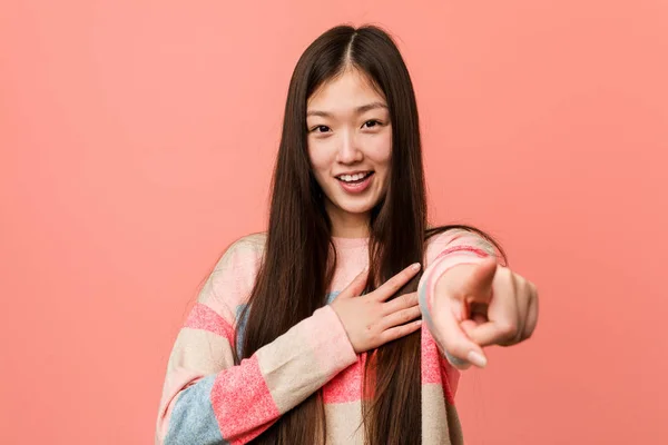 Jonge Koele Chinese Vrouw Wijst Met Duim Vinger Weg Lachen — Stockfoto