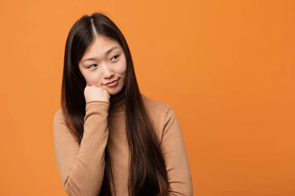 Junge Hübsche Chinesin Die Traurig Und Nachdenklich Ist Wenn Sie — Stockfoto