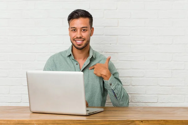 Jeune Homme Philippin Assis Travailler Avec Son Ordinateur Portable Pointant — Photo