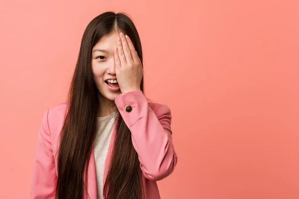 Joven Mujer China Negocios Con Traje Rosa Que Divierte Cubriendo —  Fotos de Stock