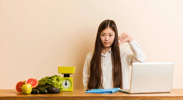 Jovem Nutricionista Chinesa Trabalhando Com Seu Laptop Mostrando Gesto Antipatia — Fotografia de Stock