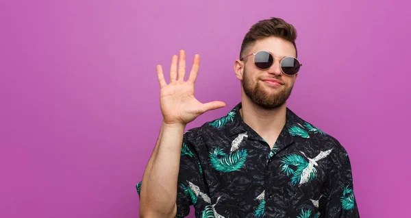 Tatil Giyen Genç Adam Gülümseyerek Beş Numarayı Parmaklarıyla Gösteriyor — Stok fotoğraf