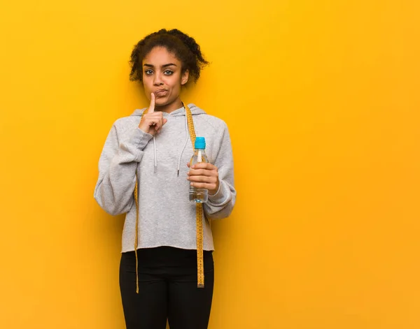Jonge Fitness Zwarte Vrouw Twijfelen Verward Holding Een Fles Water — Stockfoto