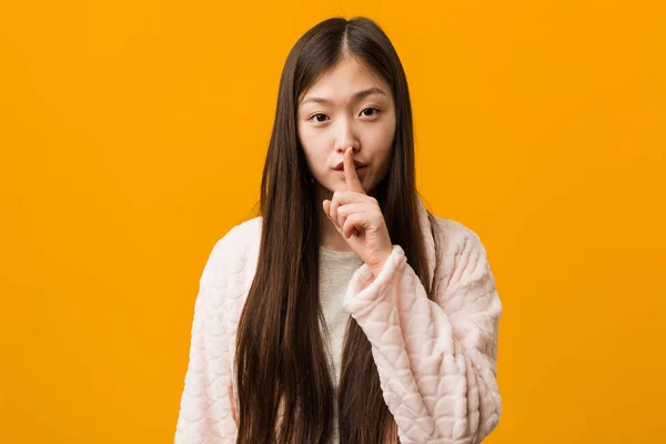 Joven Mujer China Pijama Guardando Secreto Pidiendo Silencio —  Fotos de Stock