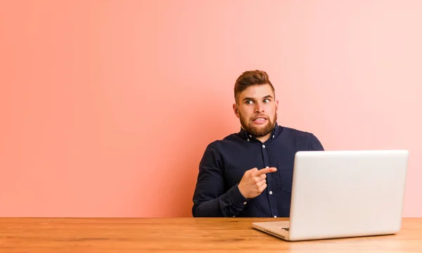 Dizüstü Bilgisayarıyla Çalışan Genç Adam Işaret Parmağıyla Fotokopi Alanını Göstererek — Stok fotoğraf