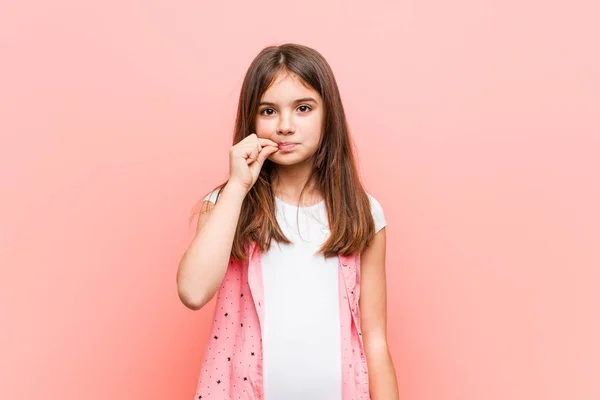 Petite Fille Mignonne Avec Les Doigts Sur Les Lèvres Gardant — Photo