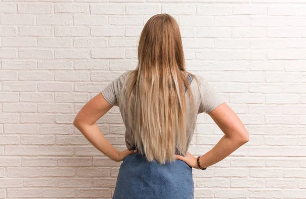 Joven Mujer Hipster Rusa Por Detrás Mirando Hacia Atrás — Foto de Stock