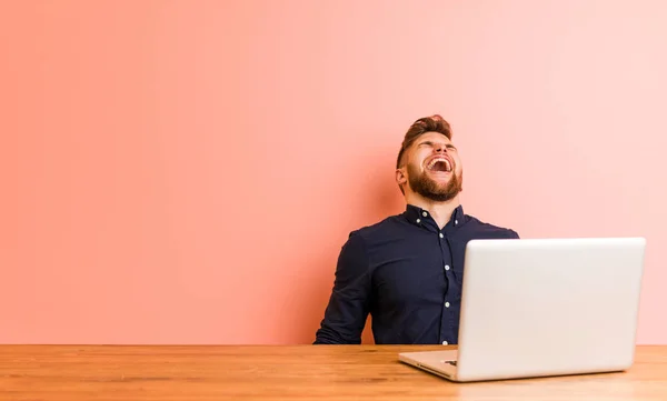 Genç Adam Dizüstü Bilgisayarıyla Çalışıyor Rahatlamış Mutlu Bir Şekilde Gülüyor — Stok fotoğraf