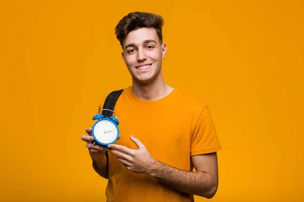 Junger Student Mit Einem Lächelnden Wecker Und Erhobenem Daumen — Stockfoto