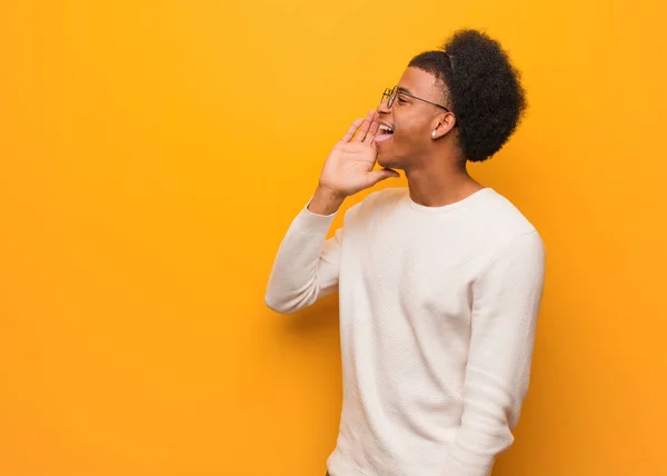 Giovane Uomo Afroamericano Muro Arancione Sussurrando Sottotono Pettegolezzo — Foto Stock