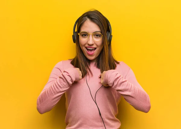 Jovem Mulher Bonito Ouvir Música Surpreso Sente Bem Sucedido Próspero — Fotografia de Stock