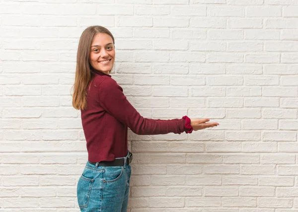 Jeune Femme Cool Sur Mur Briques Tenant Quelque Chose Avec — Photo