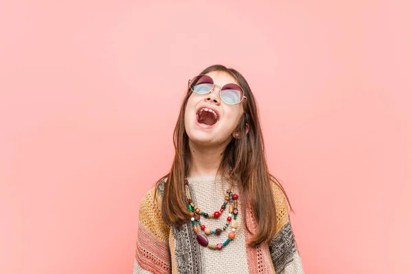 Pequena Menina Hippie Relaxado Feliz Rindo Pescoço Esticado Mostrando Dentes — Fotografia de Stock