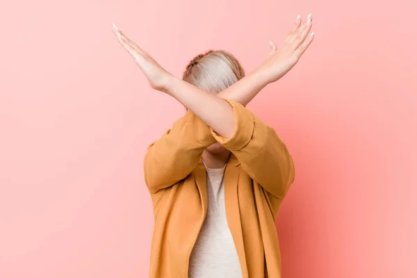 Mujer Caucásica Joven Con Una Ropa Negocios Casual Manteniendo Dos — Foto de Stock