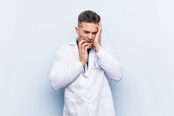 Mladý Pohledný Lékař Muž Fňukání Pláč Zoufale — Stock fotografie