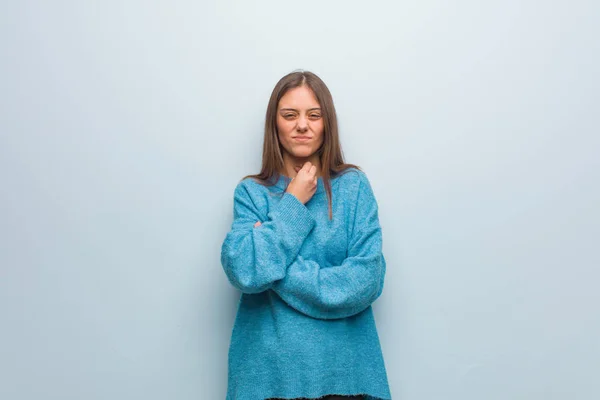 Jovem Mulher Bonita Vestindo Uma Camisola Azul Tosse Doente Devido — Fotografia de Stock