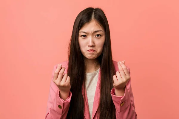Pembe Takım Elbiseli Genç Çinli Kadın Parasız Olduğunu Gösteriyor — Stok fotoğraf