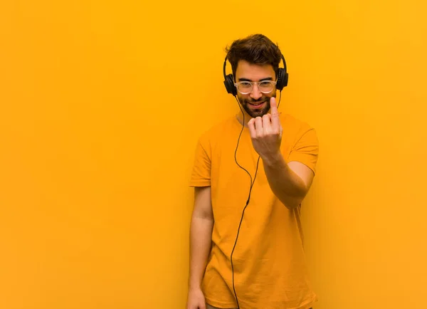 Young Man Listening Music Inviting Come — Stock Photo, Image