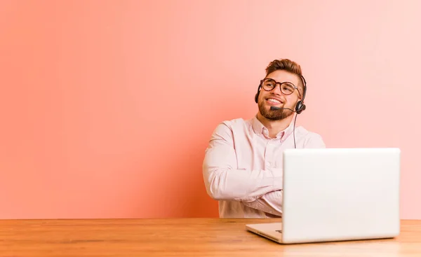 Jongeman Werkt Een Call Center Glimlachend Vol Vertrouwen Met Gekruiste — Stockfoto