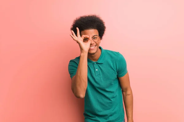 Giovane Uomo Afro Americano Muro Rosa Fiducioso Facendo Gesto Sugli — Foto Stock