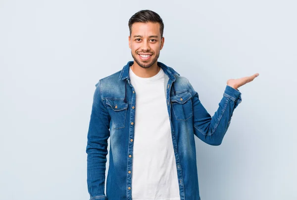 Jonge Knappe Filipino Man Die Een Kopieerruimte Een Handpalm Toont — Stockfoto