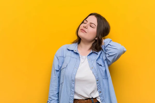 Young Curvy Size Woman Suffering Neck Pain Due Sedentary Lifestyle — Stockfoto