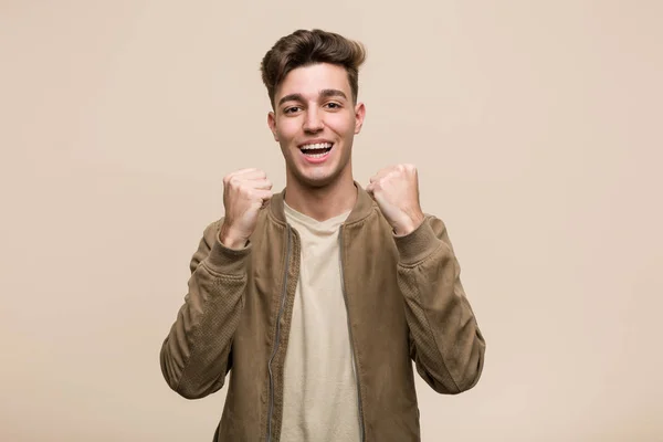 Jonge Kaukasische Man Draagt Een Bruin Jasje Juicht Zorgeloos Opgewonden — Stockfoto