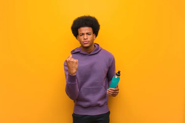 Jovem Homem Fitness Afro Americano Segurando Uma Bebida Energética Mostrando — Fotografia de Stock