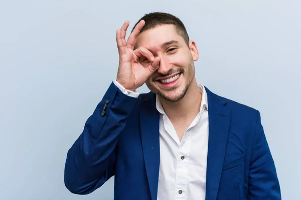 Νέοι Επιχειρηματίες Καυκάσιος Άνθρωπος Ενθουσιασμένος Κρατώντας Εντάξει Χειρονομία Στο Μάτι — Φωτογραφία Αρχείου