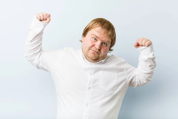 Jonge Authentieke Roodharige Dikke Man Viert Een Speciale Dag Springt — Stockfoto