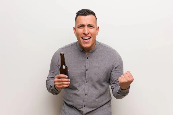 Молодий Латинський Чоловік Тримає Пиво Здивований Шокований — стокове фото