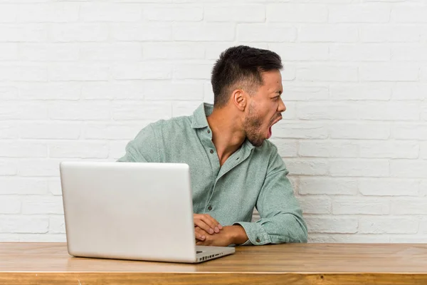 Jonge Filipino Man Zitten Werken Met Zijn Laptop Schreeuwen Richting — Stockfoto