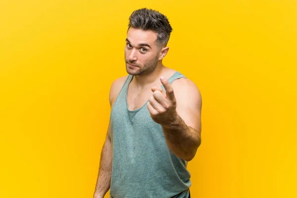 Mladý Fitness Muž Žlutém Pozadí Ukazuje Prstem Vás Jako Pozvání — Stock fotografie