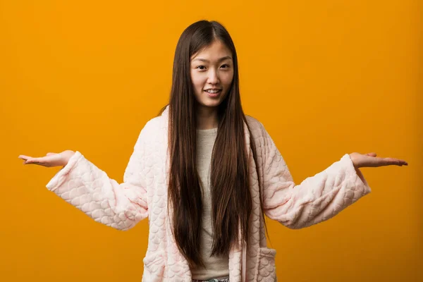 Young Chinese Woman Pajama Makes Scale Arms Feels Happy Confident — 스톡 사진