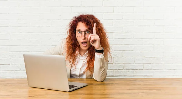 Junge Rothaarige Lockige Frau Arbeitet Mit Ihrem Laptop Und Hat — Stockfoto