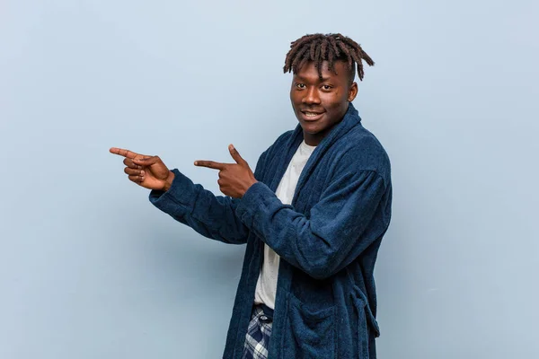 Jonge Afrikaanse Zwarte Man Draagt Pyjama Opgewonden Wijzend Met Wijsvingers — Stockfoto