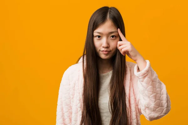 Ung Kinesisk Kvinna Pyjamas Pekar Tempel Med Finger Tänker Fokuserad — Stockfoto